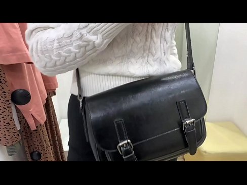 ❤️ Ëffentlech Masturbatioun vu jonke Bitch FeralBerry mat engem Dildo am Fittingsraum ❤️ Just Porno bei eis